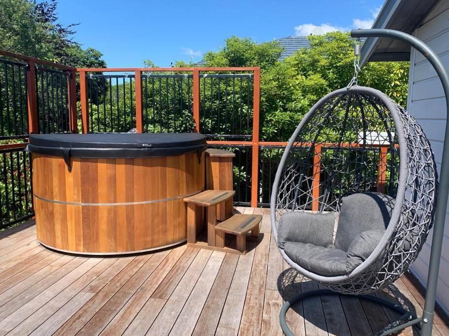 Soak In Cedar Tub, Stroll To Havelock Village Havelock North Exterior photo